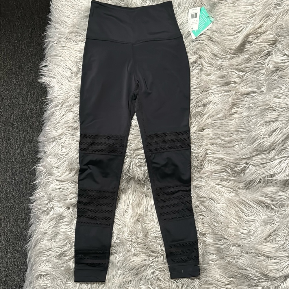 Beautiful NWT Beyond Yoga black leggings